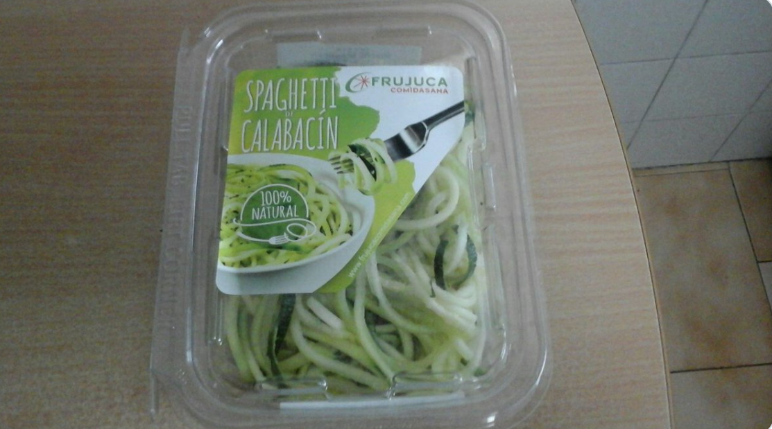 Espaguetis de calabacín con claras de huevo cocidas y boniatos.